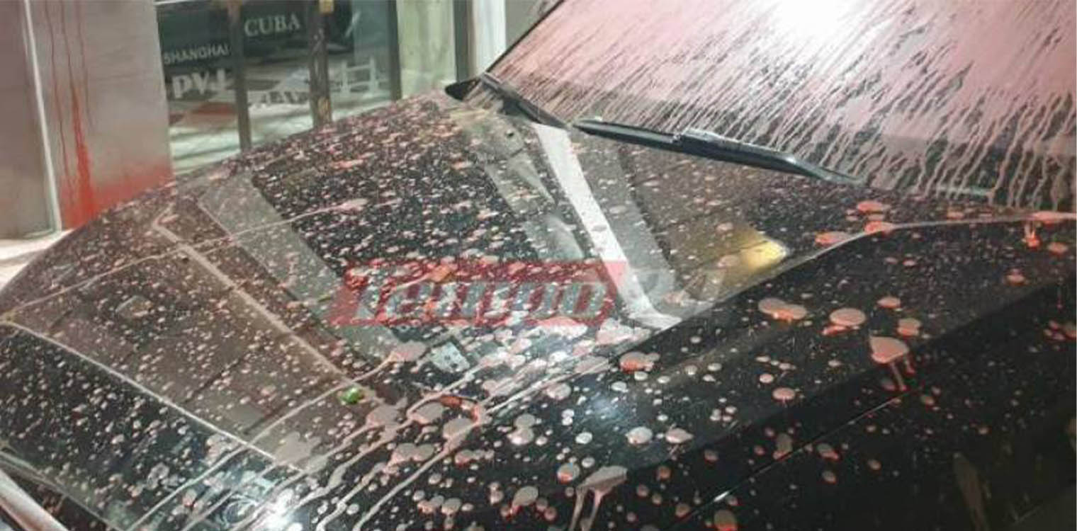 Πάτρα: Νύχτα έντασης από επίθεση κουκουλοφόρων στο Γαλλικό υποπροξενείο - Μπογιές, μπουκάλια και πυροσβεστήρες σε αστυνομικούς! (photos &amp; video)