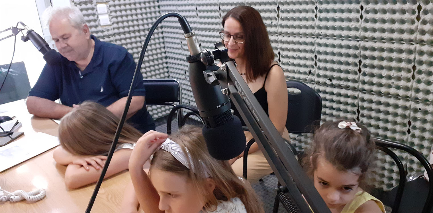 Το παιδικό Τμήμα της Δημόσιας Ιστορικής Βιβλιοθήκης Ανδρίτσαινας στο ραδιοφωνικό σταθμό της ΕΡΤ Πύργου
