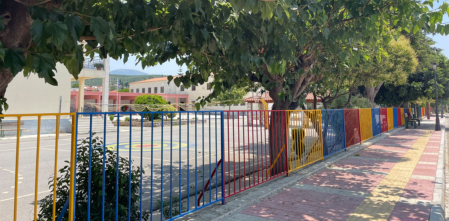 Νέα όψη στο Δημοτικό Σχολείο Ζαχάρως μετά το βάψιμο των κάγκελων περίφραξης