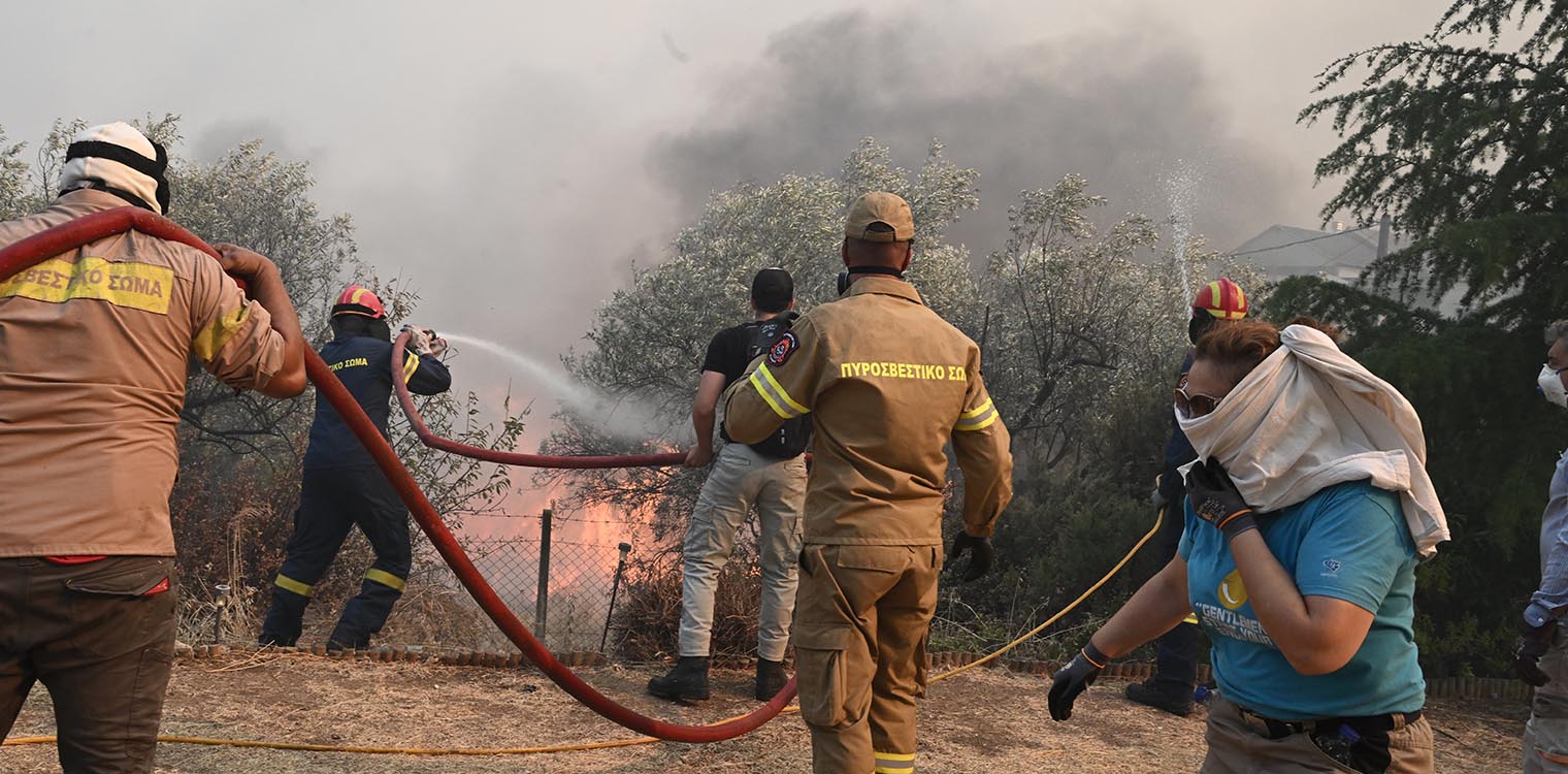 Φωτιά στη Μαγνησία: Εκρήξεις στη Νέα Αγχίαλο (videos)