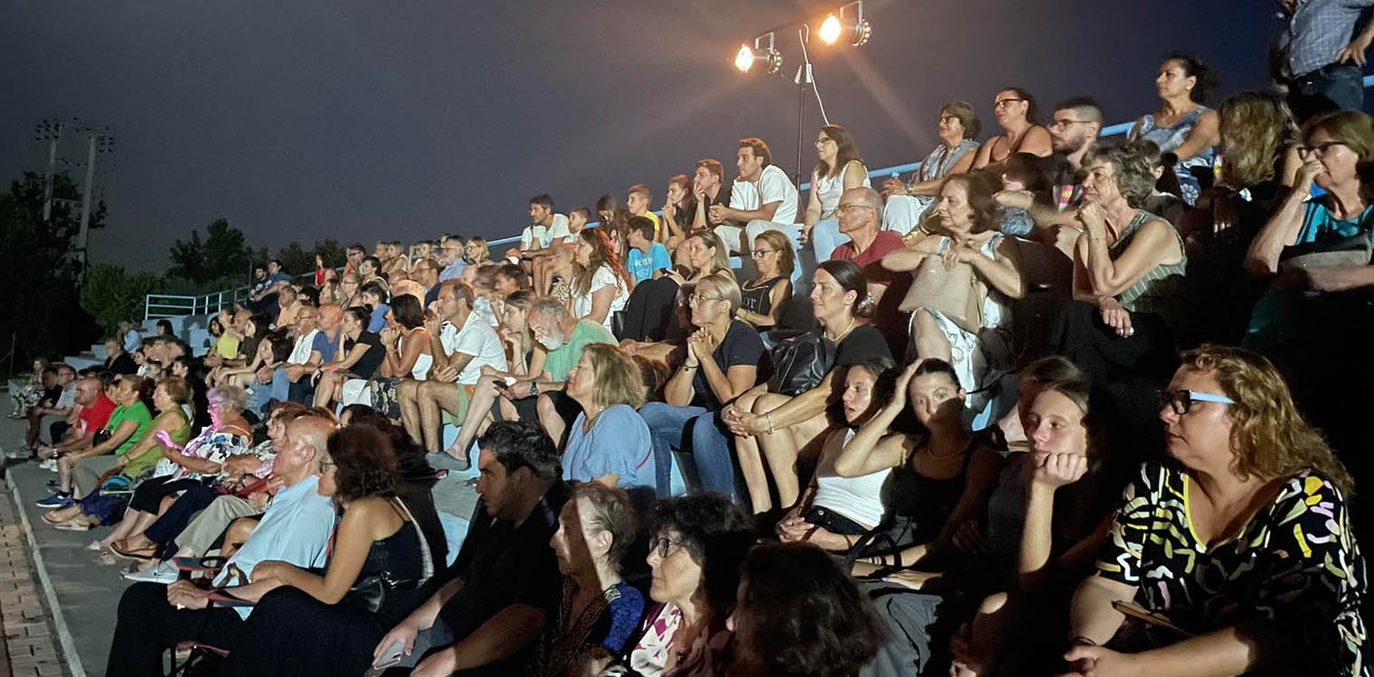 Μικροί και μεγάλοι απόλαυσαν την παράσταση «Το πανηγύρι» στον προαύλιο χώρου του Γυμνασίου Ζαχάρως