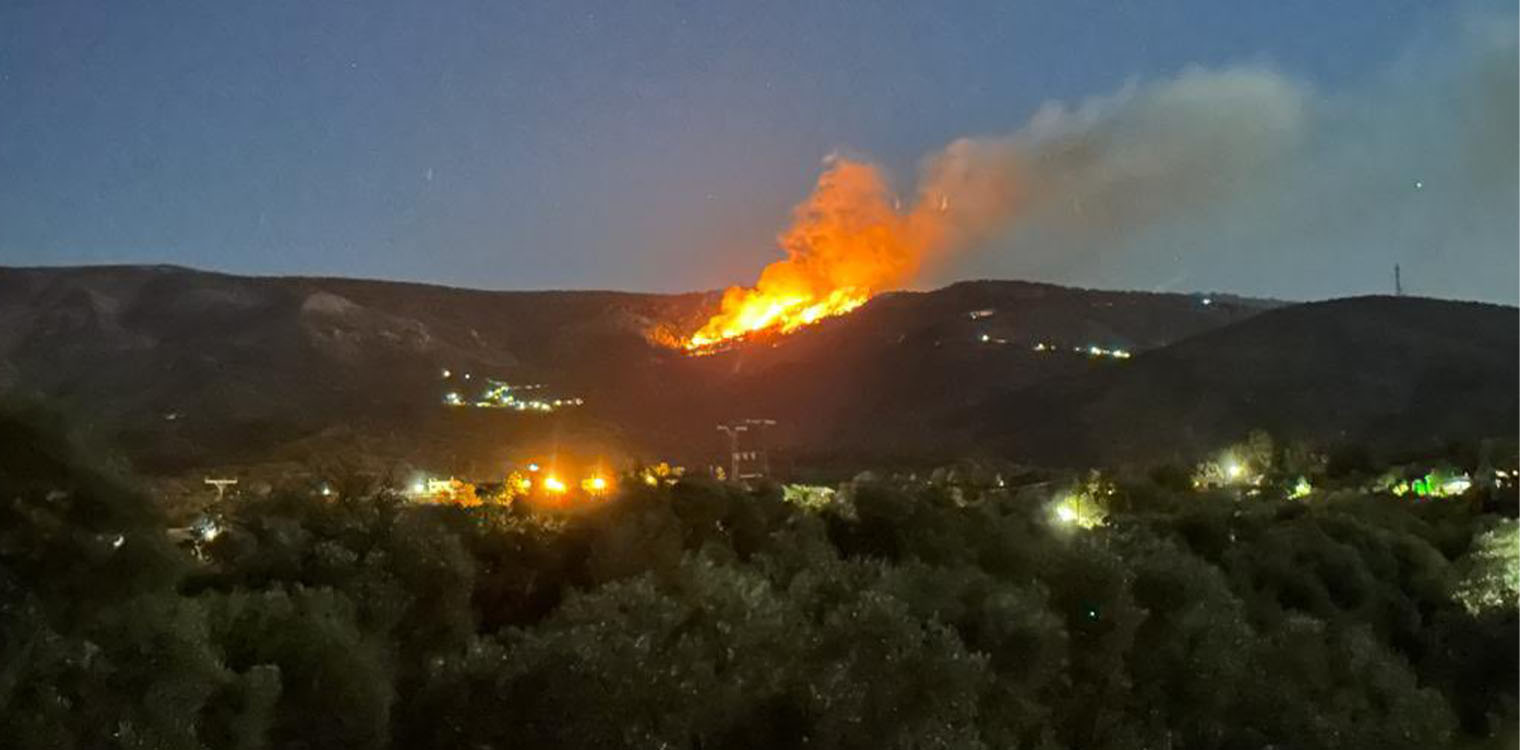 Βελτιωμένη η εικόνα της πυρκαγιάς στη Χίο - Μεγάλη επιχείρηση μέσα σε δασώδη δύσβατη περιοχή