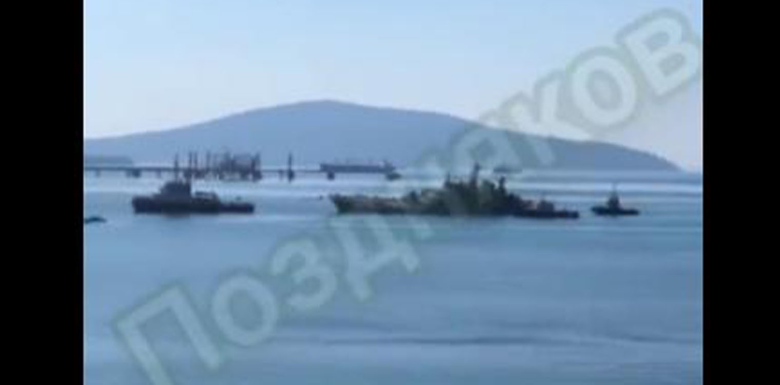 Πόλεμος στην Ουκρανία: Η στιγμή που θαλάσσιο drone χτυπά ρωσικό δεξαμενόπλοιο κοντά στη γέφυρα της Κριμαίας (video)