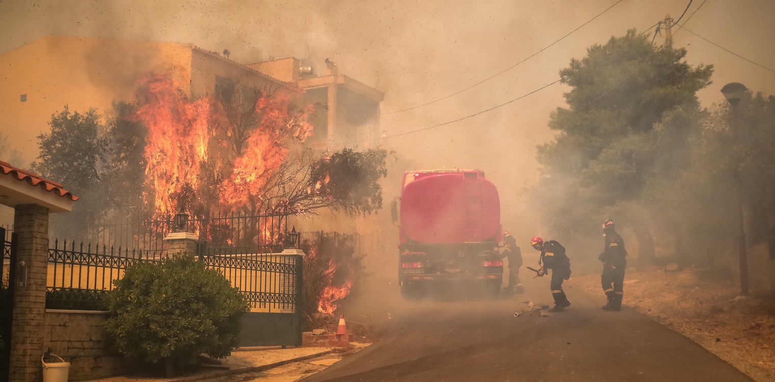 Κόλαση στη Φυλή από τη φωτιά: Καίγονται σπίτια - Μήνυμα του 112 για Άνω Λιόσια, Γεννηματά και Κανάλα
