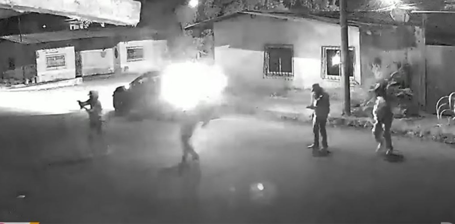 Ισημερινός: H στιγμή της έκρηξης σε όχημα διαφυγής συμμορίας δολοφόνων – Ξέχασαν να πετάξουν τη χειροβομβίδα!