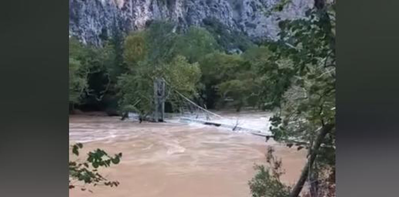 Κακοκαιρία Daniel: Θέμα ωρών η πλήρης κατάρρευση της κρεμαστής γέφυρας των Τεμπών (video)