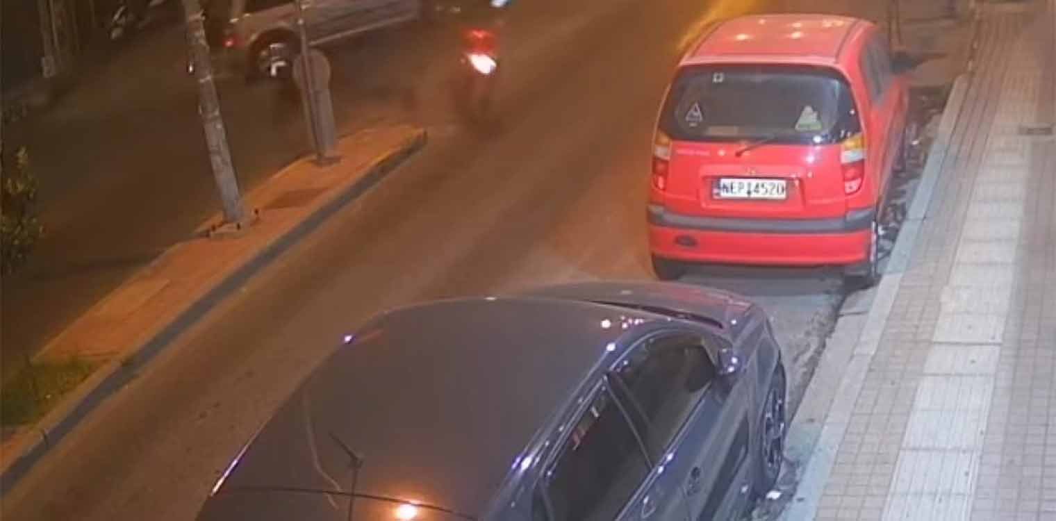 Θεσσαλονίκη: Βίντεο-σοκ από τροχαίο - Οδηγός αυτοκινήτου χτύπησε και εγκατέλειψε μηχανή