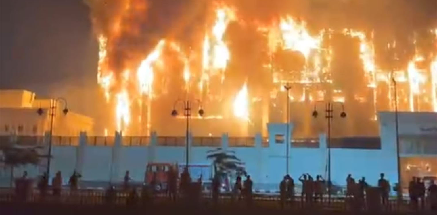 Κόλαση φωτιάς στην Αίγυπτο: Τυλίχθηκε στις φλόγες το αρχηγείο της αστυνομίας στην Ισμαηλία (photos & video)