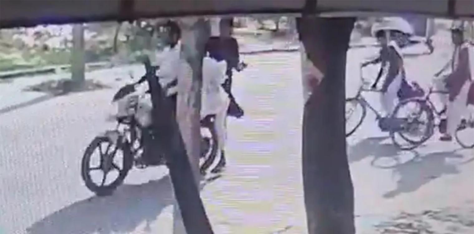Ινδία: Οργή για τον θάνατο 17χρονης - Της τράβηξαν το μαντήλι ενώ έκανε ποδήλατο και την πάτησε μηχανή