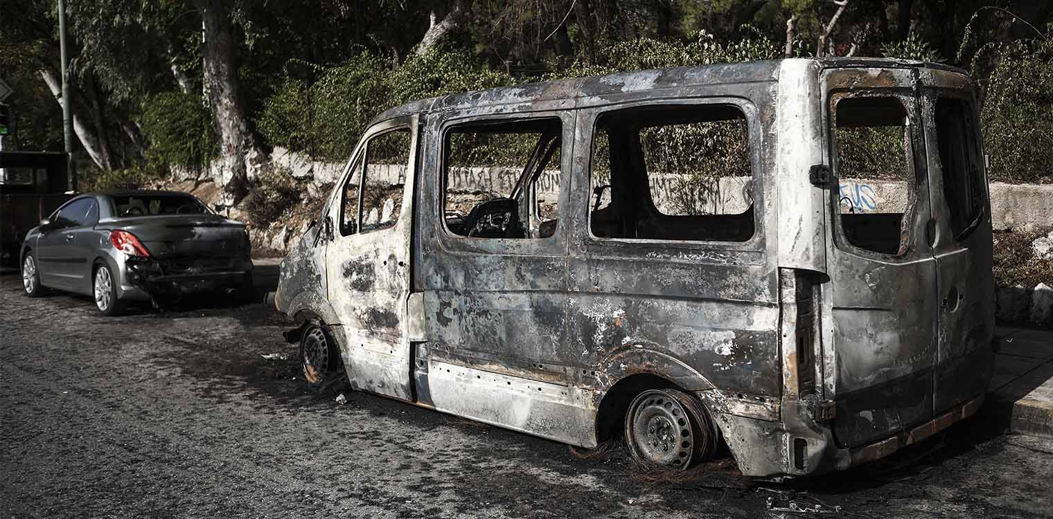 Τραυματίες αστυνομικοί, οχήματα στις φλόγες – Ο απολογισμός των χθεσινών επεισοδίων στην Πανεπιστημιούπολη