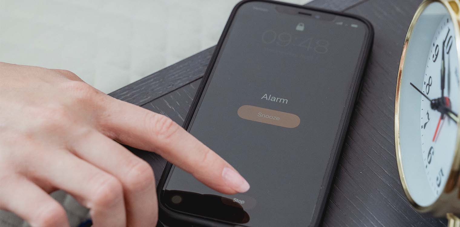 Είναι εντάξει να πατάμε το snooze στο ξυπνητήρι; – Τι έδειξαν νέες έρευνες