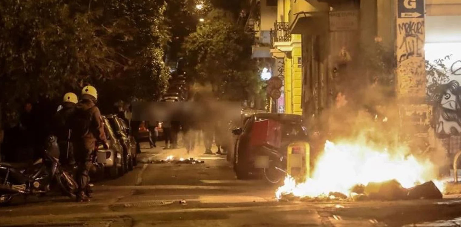 Ένταση στα Εξάρχεια: Μολότοφ και πέτρες μετά από καταγγελία για άγριο ξυλοδαρμό 16χρονης από αστυνομικούς