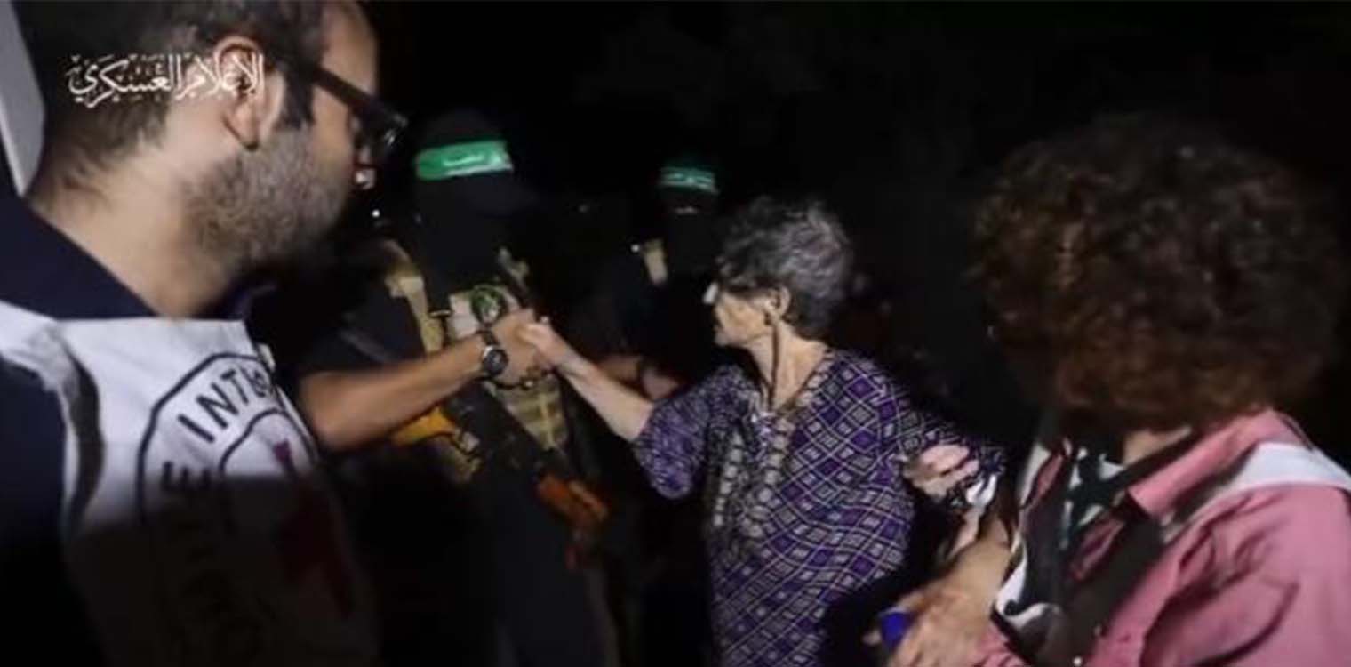 Συγκλονίζει η γιαγιά - όμηρος που απελευθερώθηκε: Γιατί ευχήθηκε «σαλόμ» (ειρήνη) στον στρατιώτη της Χαμάς (video)