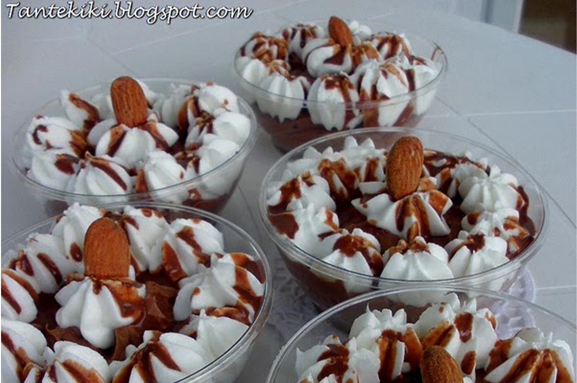Προφιτερόλ με διπλή mousse και σάλτσα σοκολάτας