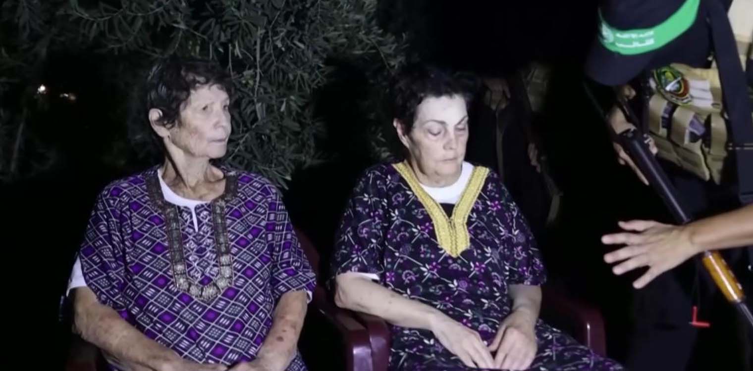 Γάζα: Η στιγμή που η Χαμάς αφήνει ελεύθερες δύο ηλικιωμένες - Κατέρρευσε η διαπραγμάτευση για απελευθέρωση άλλων 50