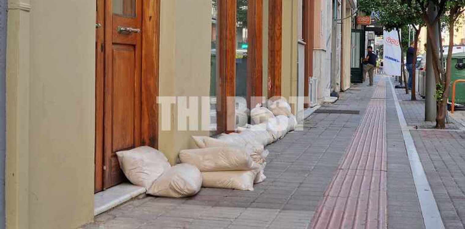 Πάτρα: Μαγαζάτορες έβαλαν τσουβάλια με άμμο για να "οχυρωθούν" από την κακοκαιρία