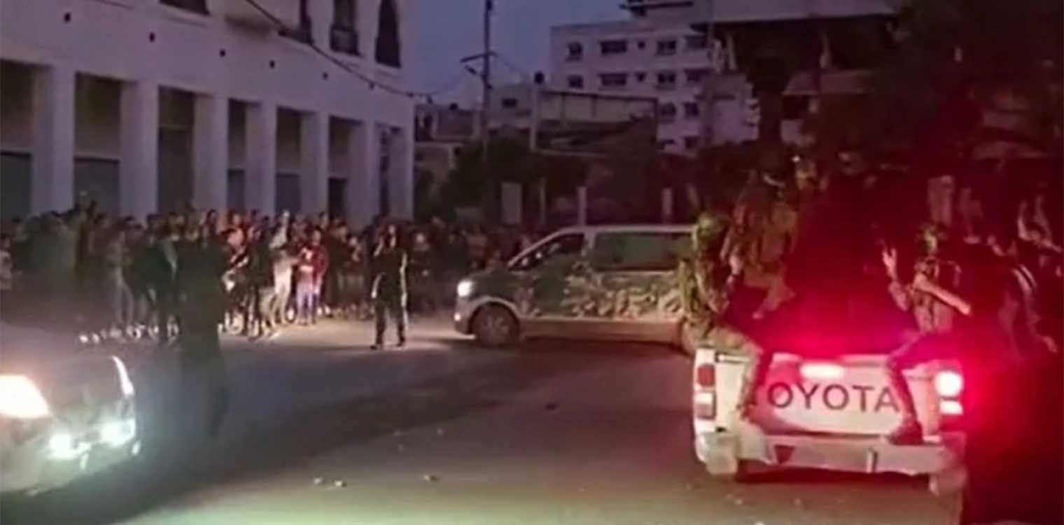 Επίδειξη δύναμης από τη Χαμάς: Απελευθέρωσε στο κέντρο της πόλης της Γάζας τους 14 ομήρους (video)