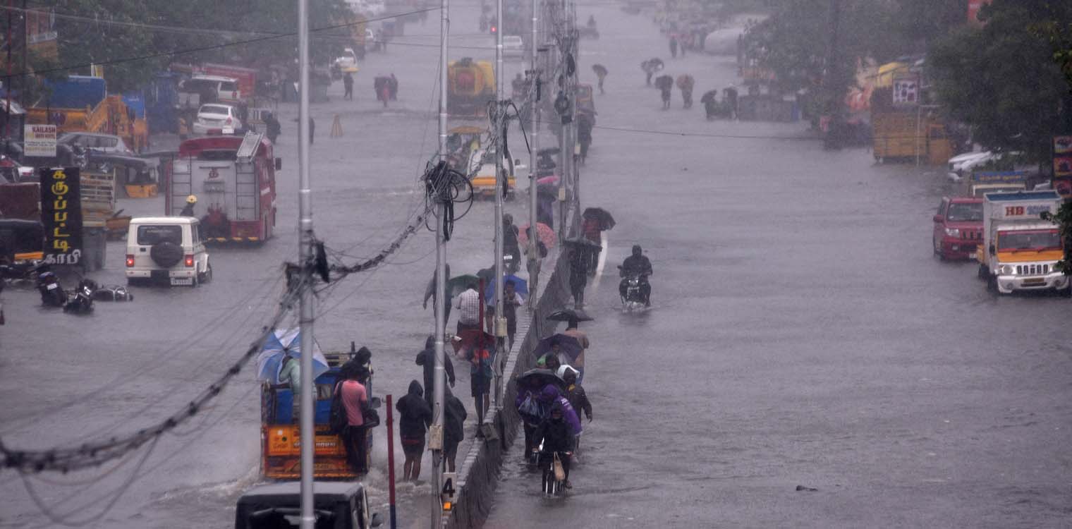 Ινδία: Τουλάχιστον 9 νεκροί από τις πλημμύρες, πριν από την άφιξη του κυκλώνα Μιτσάουνγκ (video)