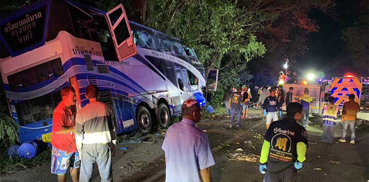 Σοκαριστικό τροχαίο στην Ταϊλάνδη: Τουλάχιστον 14 νεκροί, λεωφορείο «καρφώθηκε» σε δέντρο