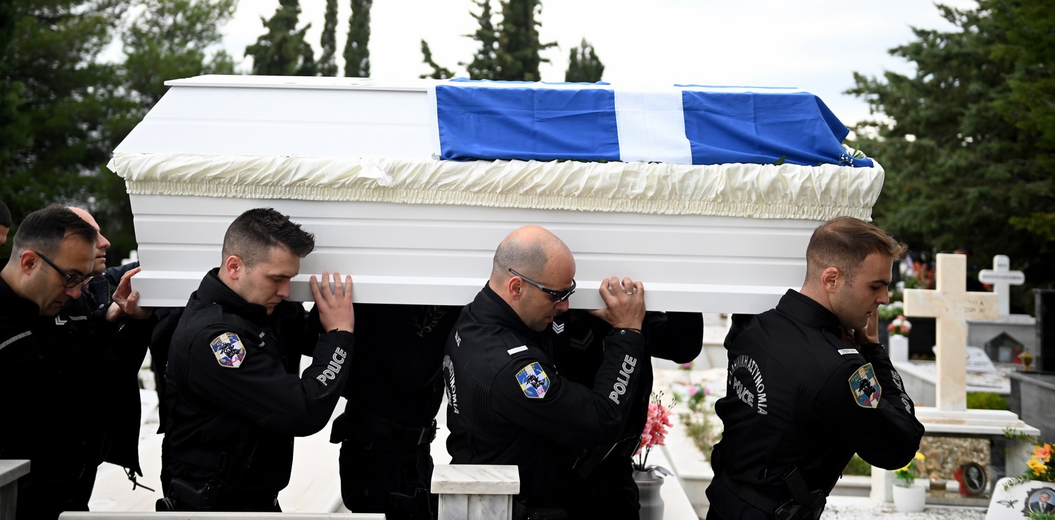 Πάτρα: Σε κλίμα οδύνης η κηδεία του 29χρονου αστυνομικού Χρ. Κουρουνιώτη, που σκοτώθηκε κατά τη διάρκεια καταδίωξης (upd)