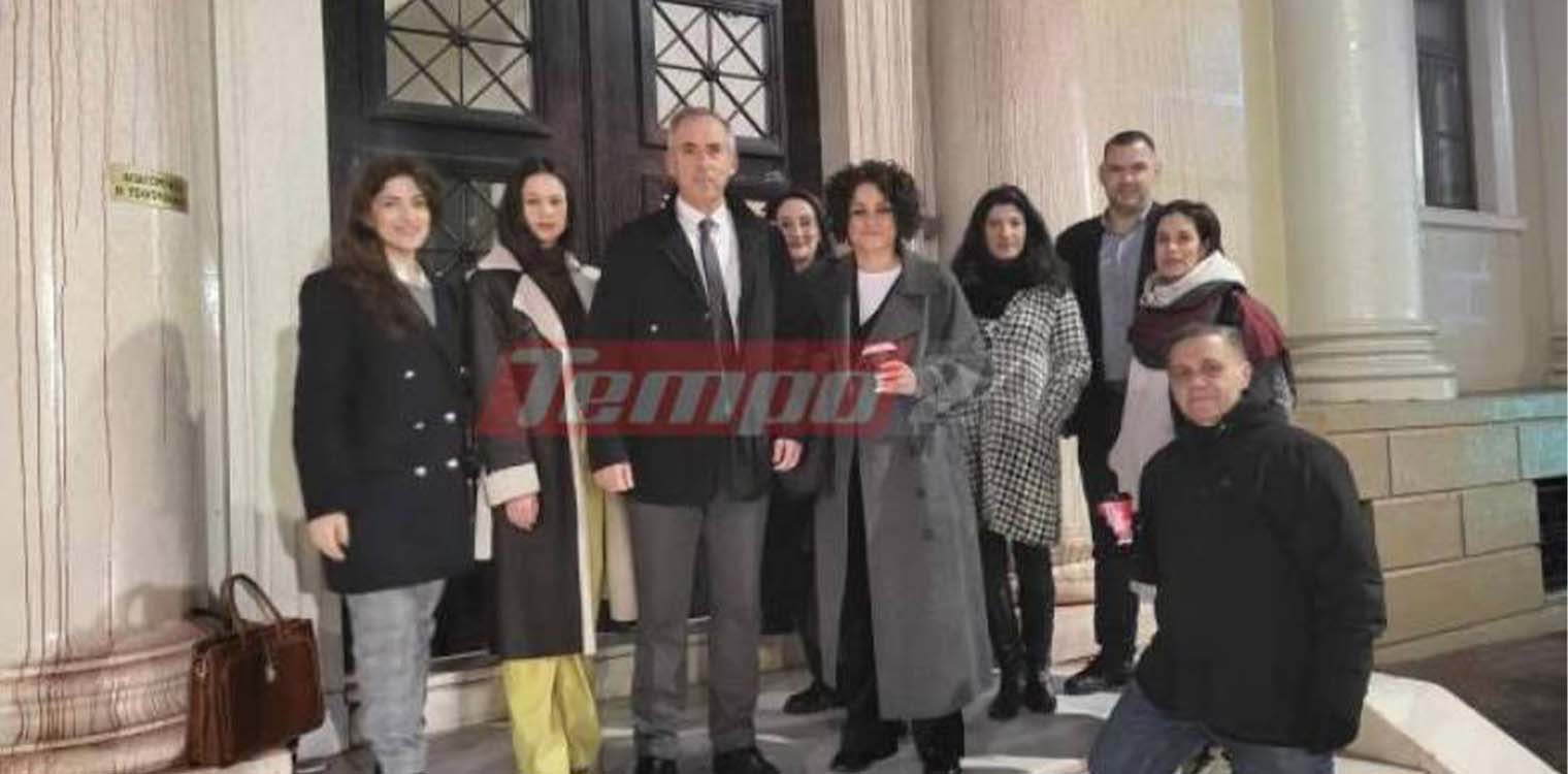 Πάτρα: "Κανείς δεν θα περάσει" - Οι δικηγόροι έβαλαν "λουκέτο" από τα ξημερώματα στα Δικαστήρια (photos)
