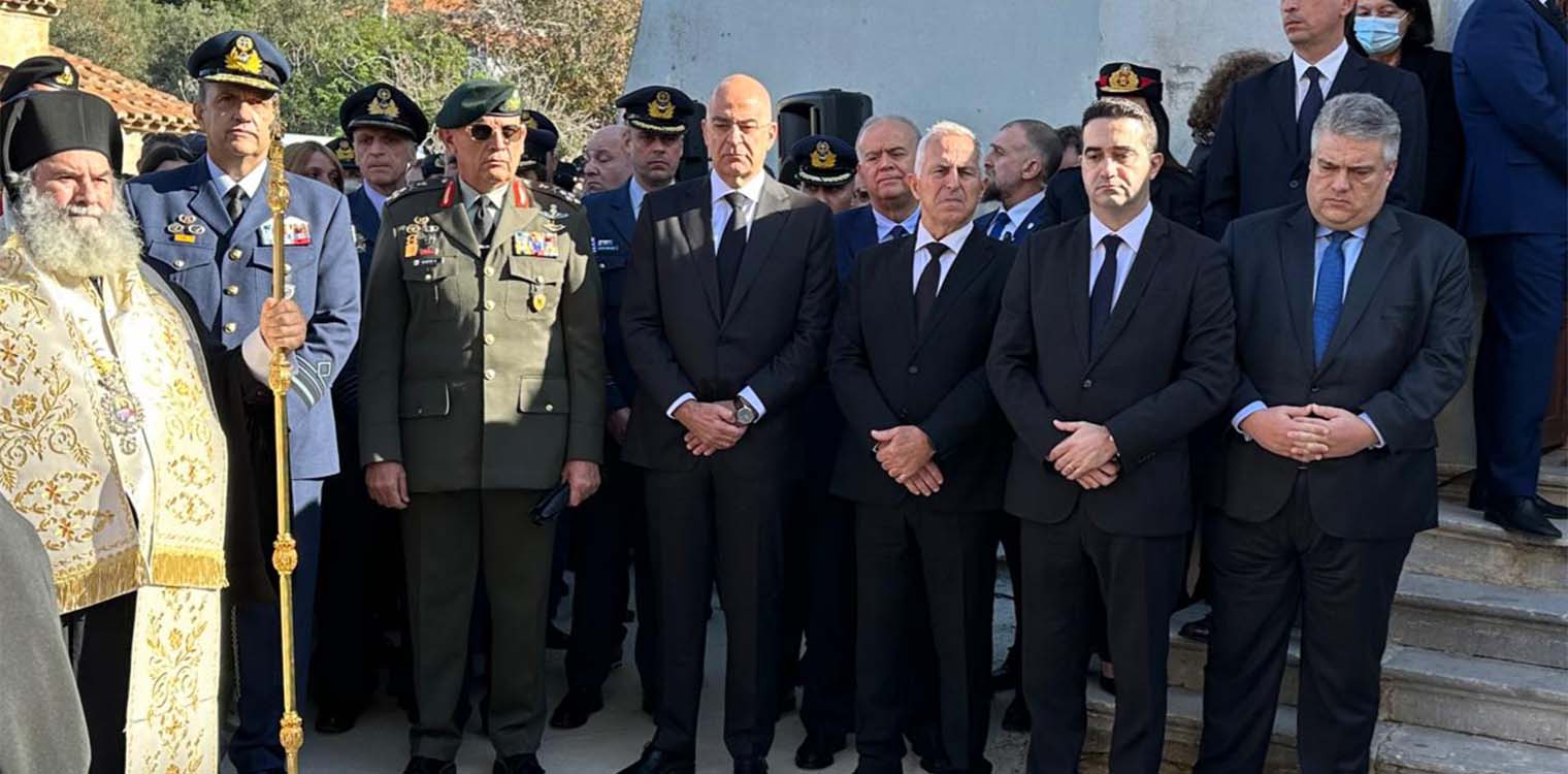 Ο Μιχάλης Κατρίνης στην εξόδιο ακολουθία και την ταφή του επισμηναγού Επαμεινώνδα Κωστέα
