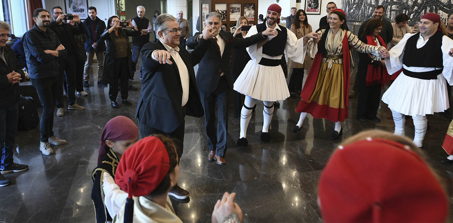 Πήγαν για κάλαντα στο ΚΚΕ και ο Κουτσούμπας έσυρε τον χορό