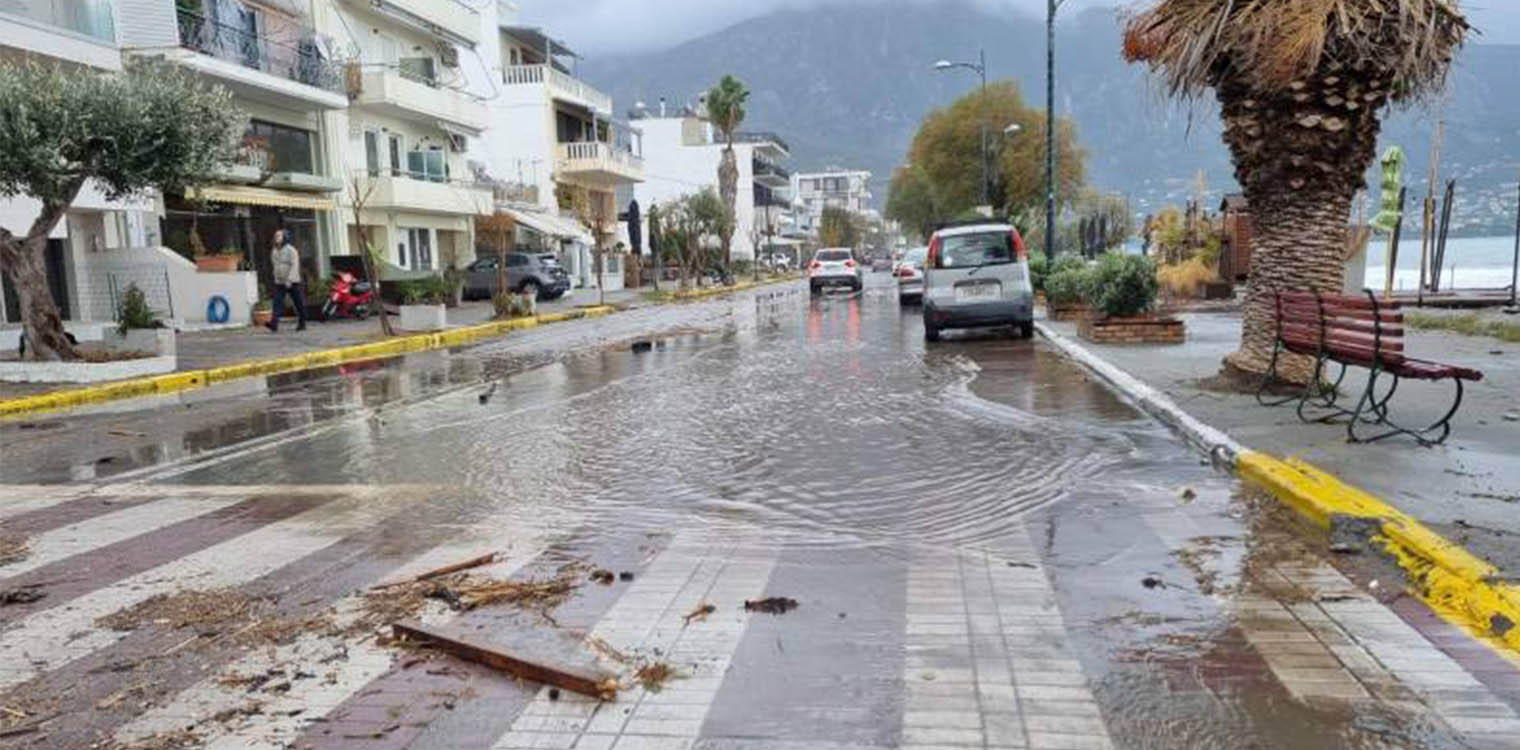 Καλαμάτα: Η θάλασσα βγήκε στη Ναυαρίνου - Εντονη θαλασσοταραχή