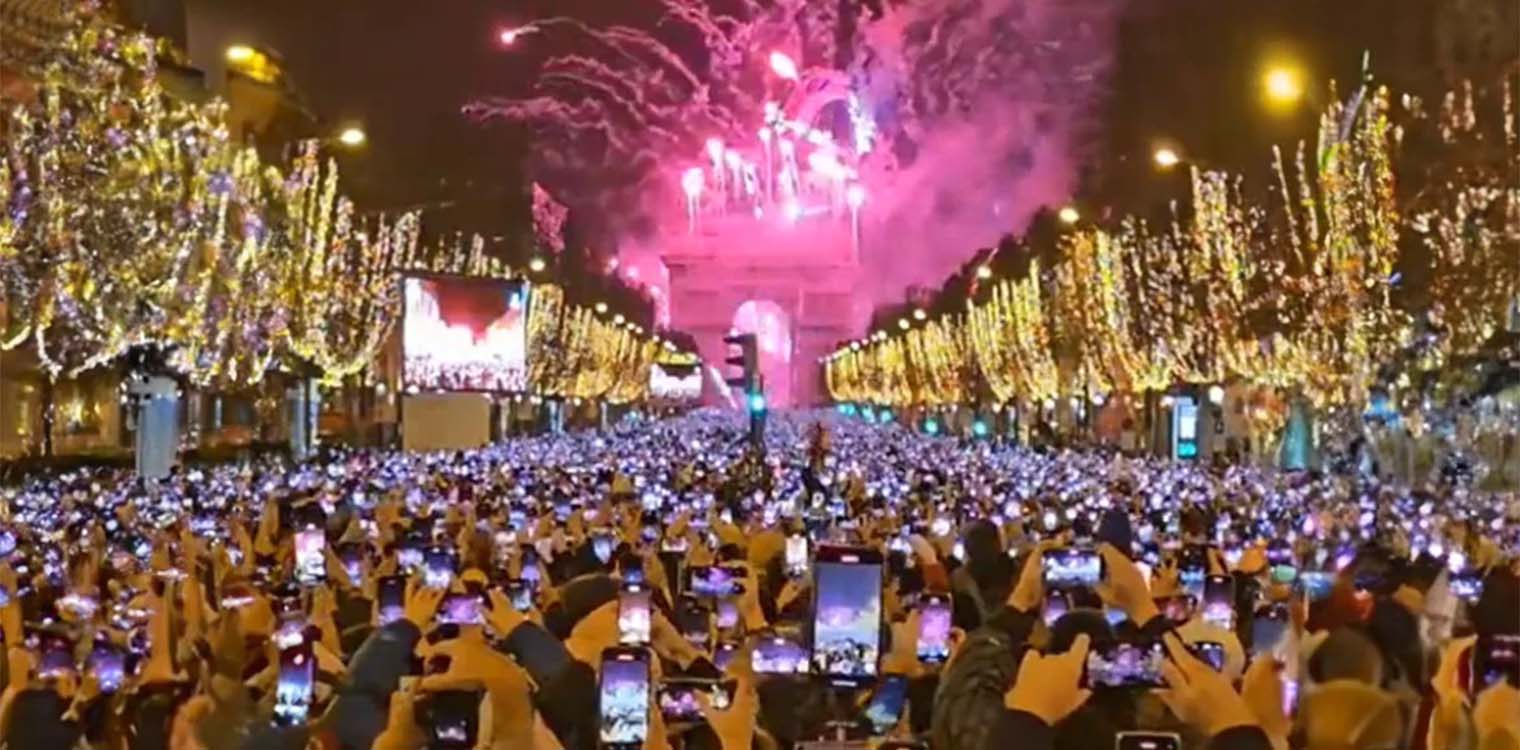 Πρωτοχρονιά: Viral το βίντεο από την αλλαγή του χρόνου στο Παρίσι και τα αμέτρητα κινητά - Κανείς δεν ζει τη στιγμή!