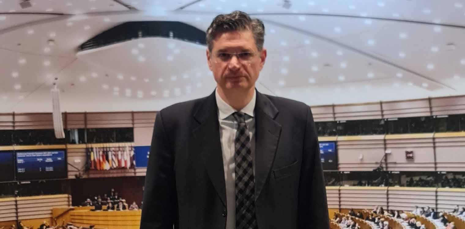 Ο Καλαματιανός στο Ευρωκοινοβούλιο με τους συγγενείς των θυμάτων του εγκλήματος των Τεμπών