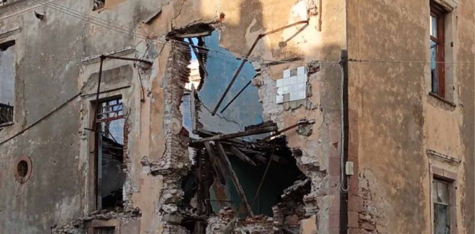 Δήμος Ήλιδας: Παγίδες κινδύνου για πεζούς και οχήματα τα ετοιμόρροπα και εγκαταλελειμμένα κτίρια της Αμαλιάδας