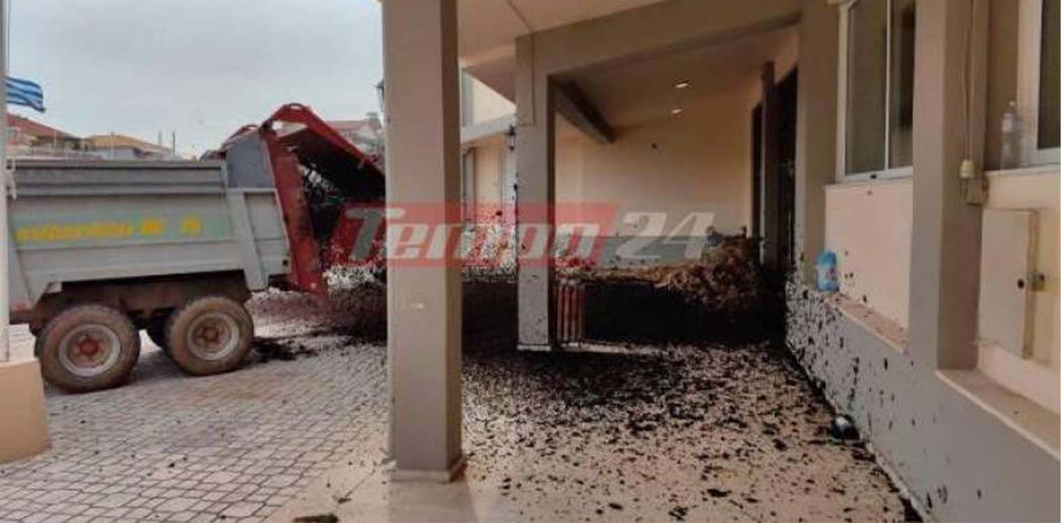 Μεσολόγγι: Αγρότες πέταξαν κοπριά και σανό στο κτίριο της Περιφέρειας (photos)