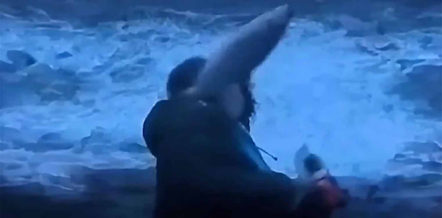 Ψάρι «σκάει» στο πρόσωπο Νορβηγού δημοσιογράφου κατά τη διάρκεια live μετάδοσης - Viral βίντεο
