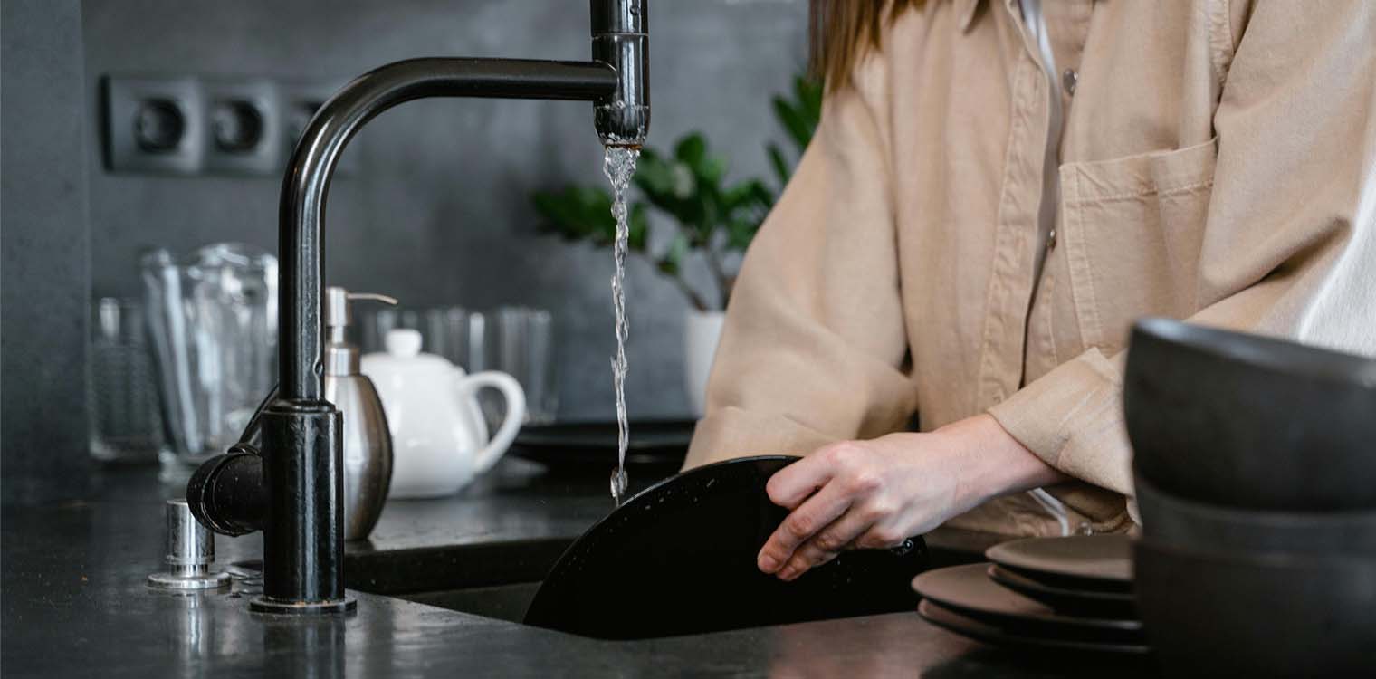 Αφήνετε τα πιάτα στο νεροχύτη να μουλιάσουν; Τότε κινδυνεύετε - Πώς θα τα πλύνετε σωστά