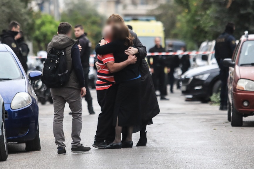 Δολοφονία 39χρονου από τον 64χρονο πεθερό του στη Νίκαια, Παρασκευή 1 Μαρτίου 2024. Η δολοφονία συνέβη λίγο πριν τις 8 το πρωί ότον ο 64χρονος πυροβόλησε και σκότωσε με δίκαννη καραμπίνα τον 39χρονο γαμπρό του και στη συνέχεια αυτοκτόνησε έξω από το γκαράζ του σπιτιού, στην οδό Κυζίκου. (ΓΙΑΝΝΗΣ ΠΑΝΑΓΟΠΟΥΛΟΣ/EUROKINISSI)