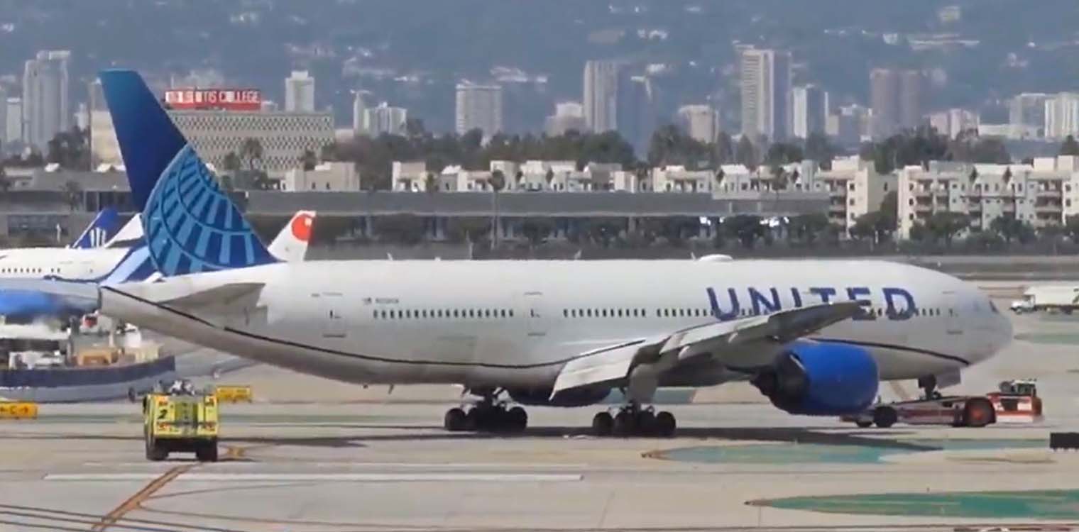 Boeing 777 χάνει τροχό εν ώρα πτήσης και αναγκάστηκε σε προσγείωση - Δείτε βίντεο με τη στιγμή της αποκόλλησης