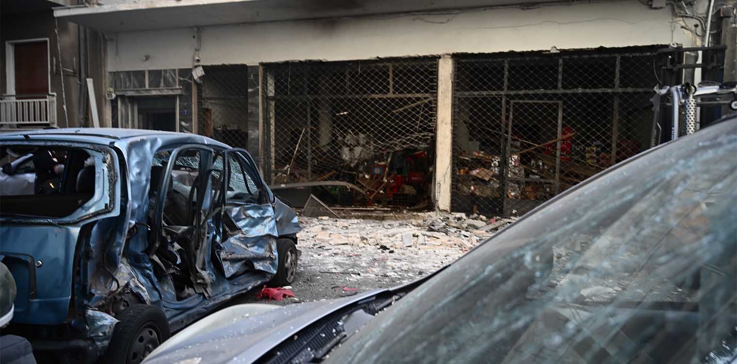 Καλλιθέα: Μεγάλες οι καταστροφές από την έκρηξη - Όχημα εκσφενδονίστηκε (upd)