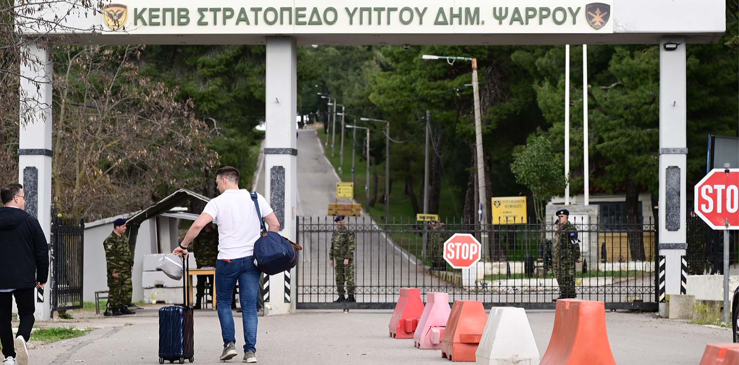 Ο Κασσελάκης παρουσιάζεται στο στρατόπεδο στη Θήβα - Στο πλευρό του ο πατέρας του