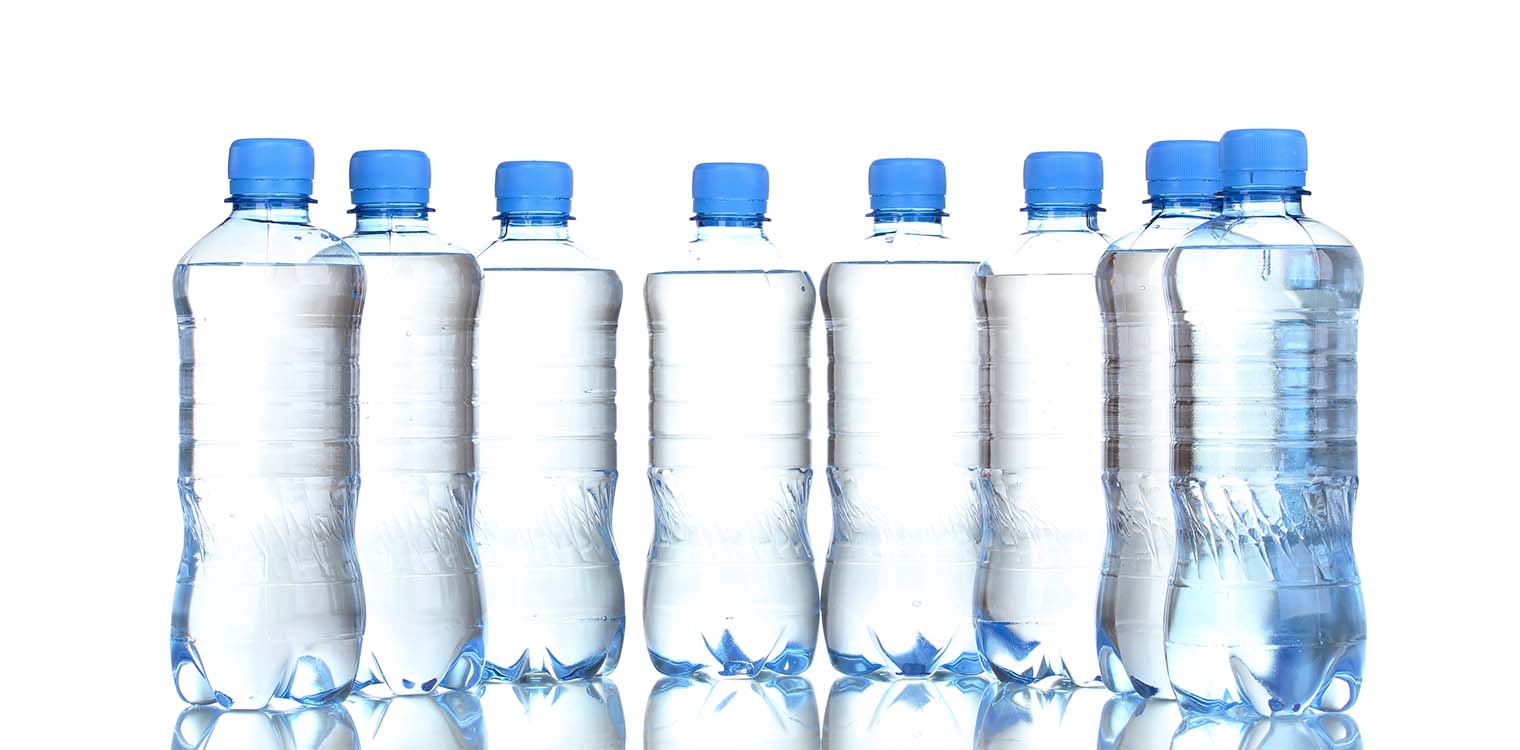 Γεμάτο μικροπλαστικά το εμφιαλωμένο νερό - Τι ισχύει για το νερό βρύσης