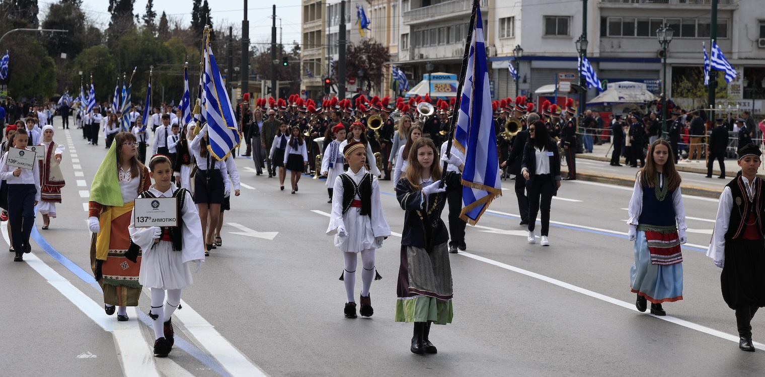 Με το λάβαρο της Επανάστασης και με υπερηφάνεια η μαθητική παρέλαση της Αθήνας