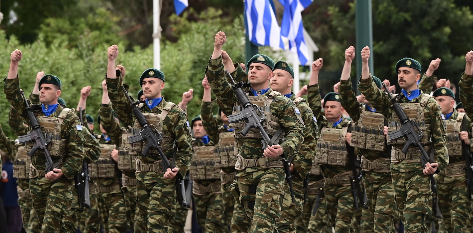 Στρατιωτική παρέλαση: «Έτρεμε η γη» με Ευέλπιδες και ΟΥΚ -Δείτε βίντεο να τραγουδούν «Μακεδονία ξακουστή