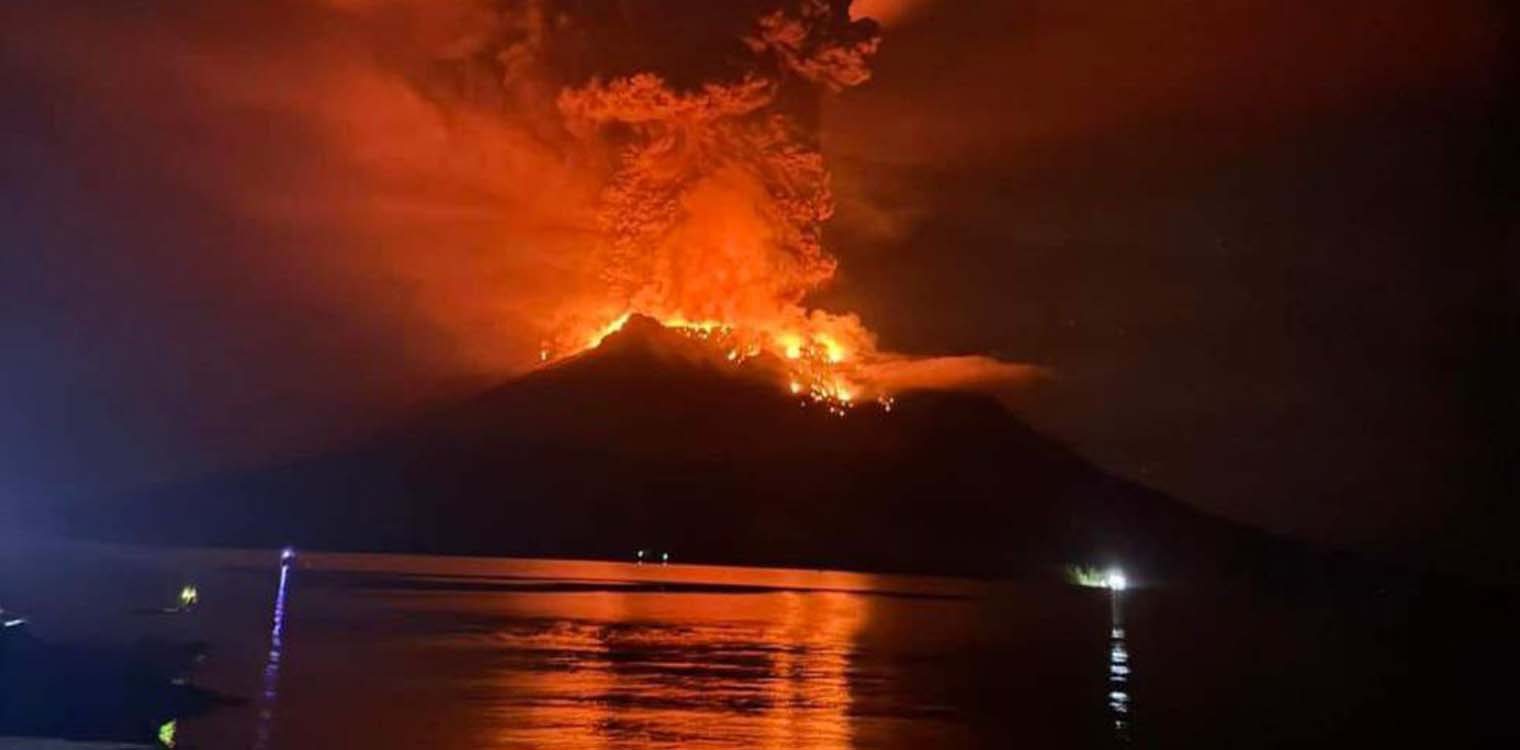 Συναγερμός στην Ινδονησία: Διαδοχικές εκρήξεις ηφαιστείου, προειδοποίηση για τσουνάμι (video)
