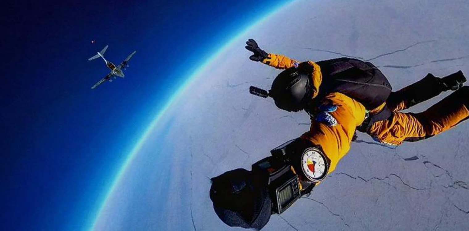 Τρεις Ρώσοι έκαναν ρεκόρ πέφτοντας με αλεξίπτωτα από τη στρατόσφαιρα στον Βόρειο Πόλο - Δείτε εκπληκτικές εικόνες