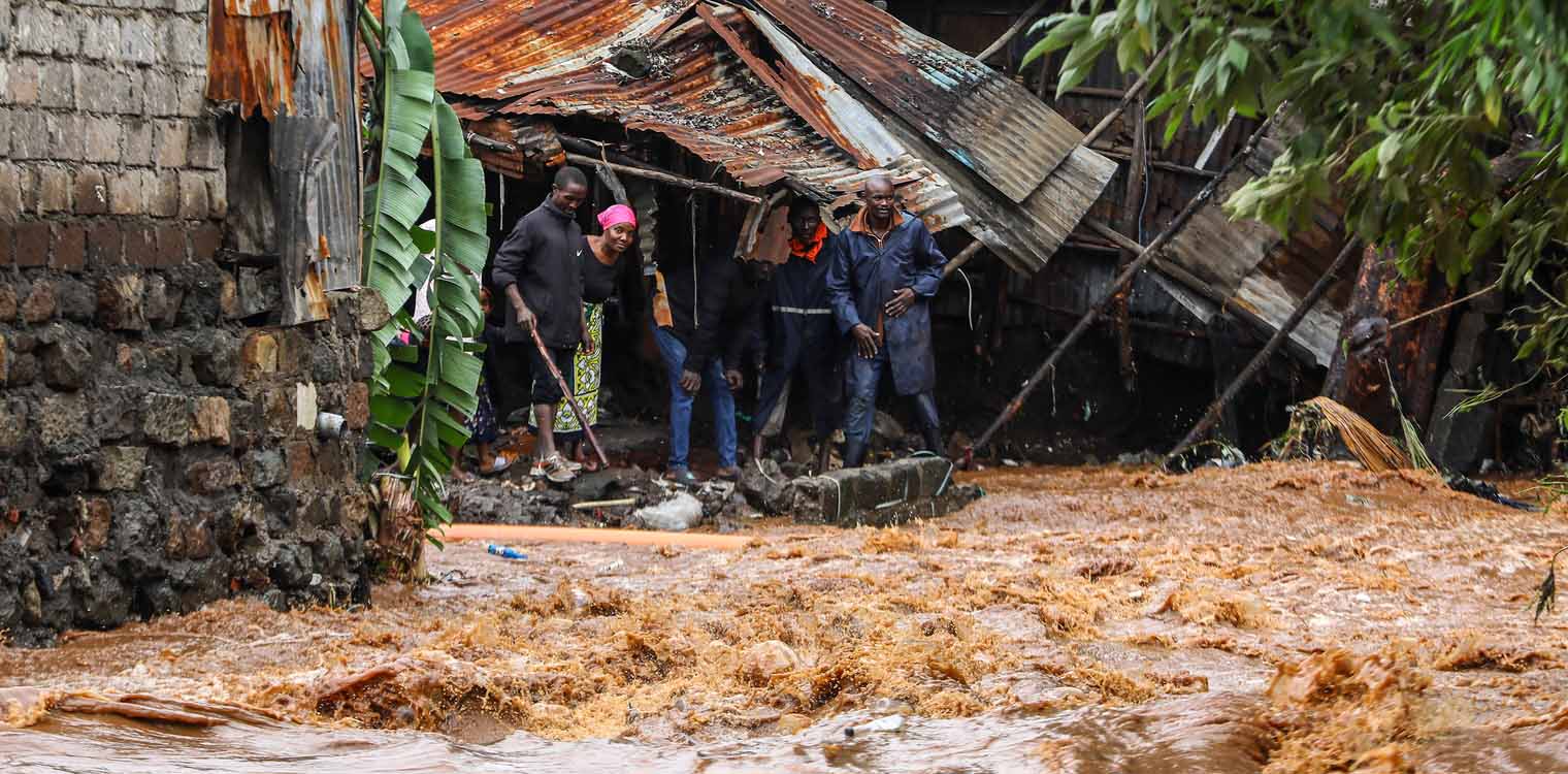 Υδάτινος εφιάλτης στην Κένυα: Δεκάδες νεκροί από ξαφνικές πλημμύρες – Χάος στο Ναϊρόμπι (video)