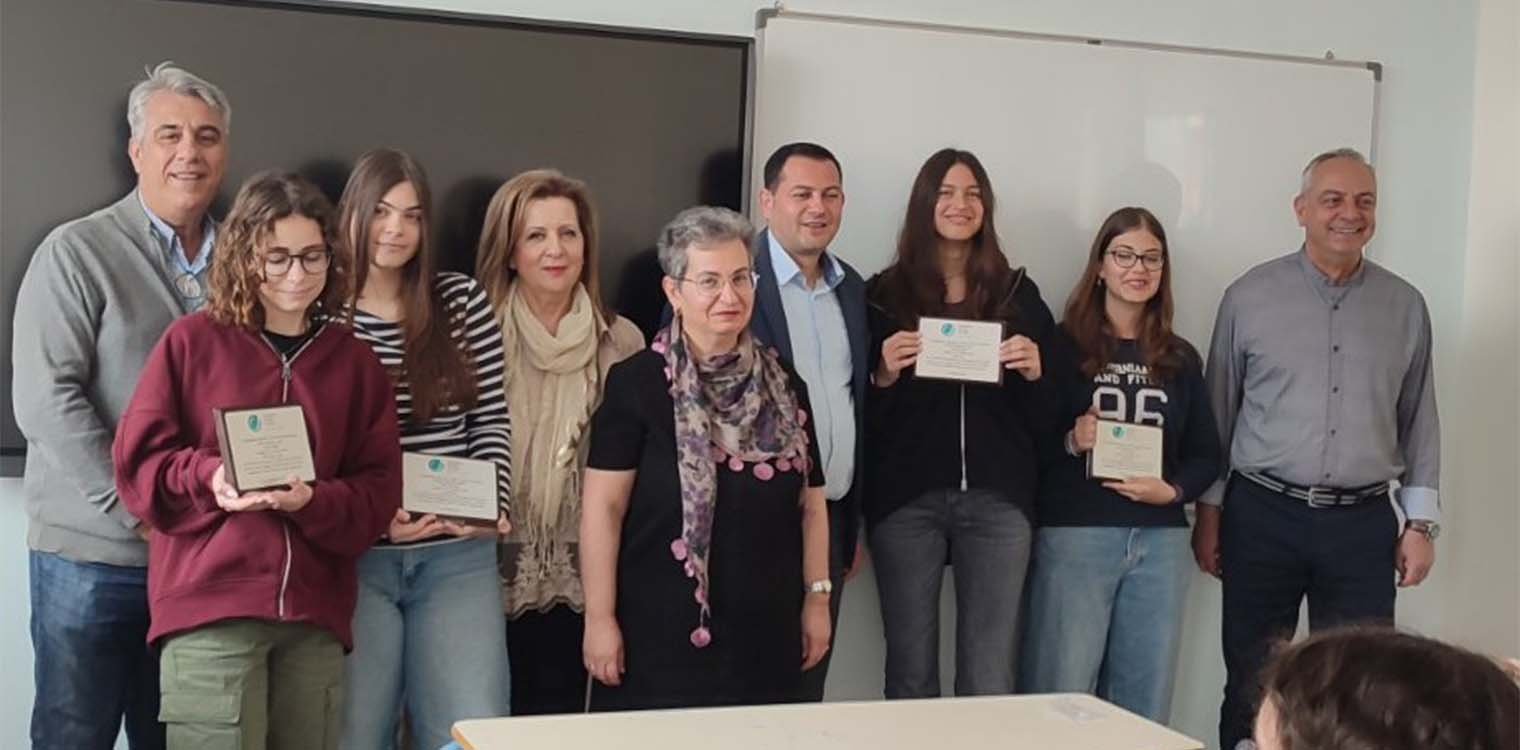 Ο Θ. Βασιλόπουλος βράβευσε τις μαθήτριες της ρομποτικής ομάδας του 7ου Γυμνασίου Πατρών
