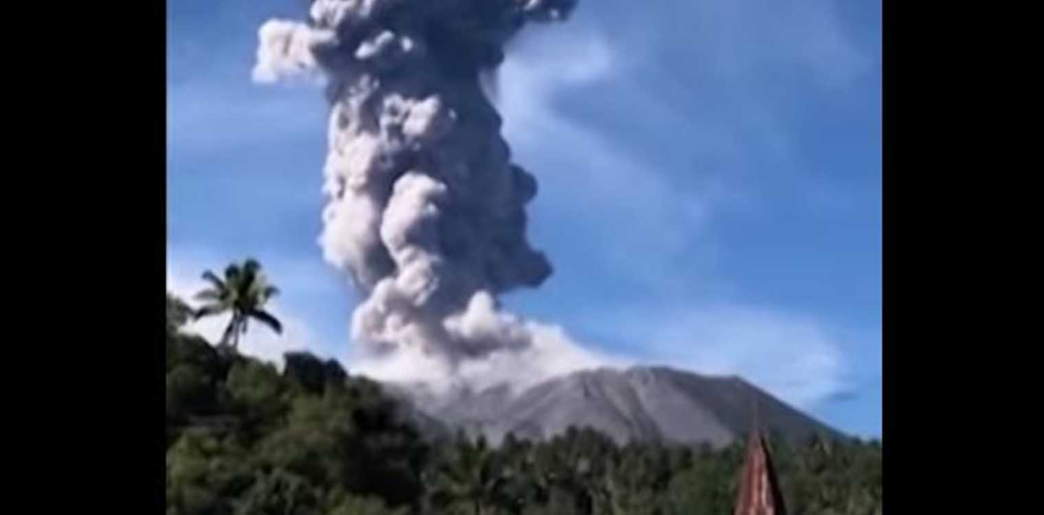 Iνδονησία: Συναγερμός για την έκρηξη ηφαιστείου - Εκτόξευσε τέφρα σε ύψος 5 χλμ. (video)