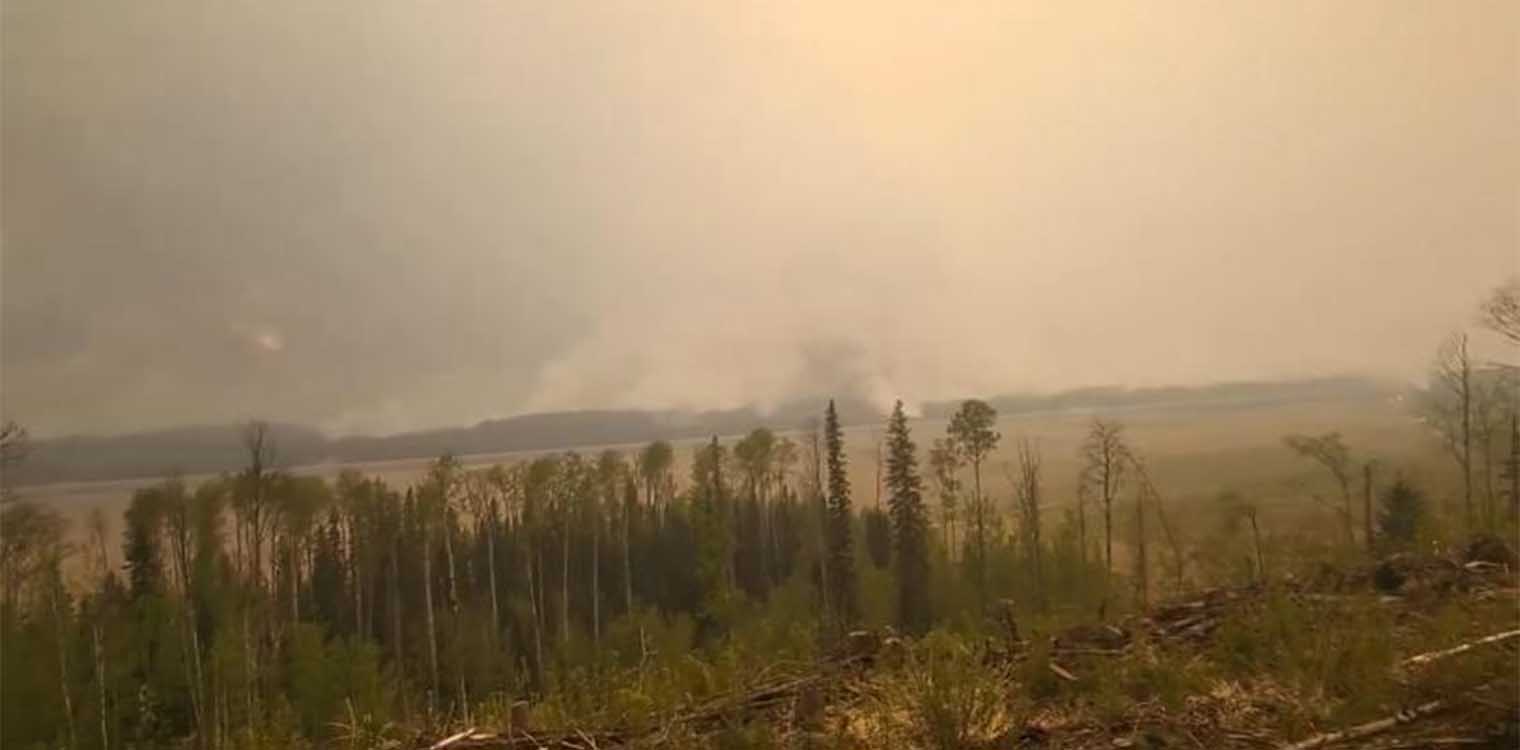 Καναδάς: Σε κλοιό φωτιάς τεράστιες εκτάσεις, χιλιάδες εγκαταλείπουν τις εστίες τους