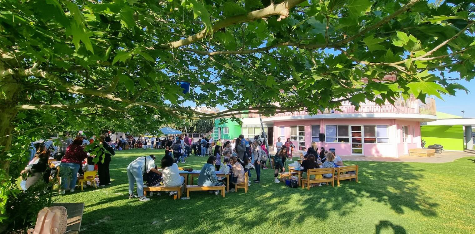 Μια Πολύχρωμη Λαμπάδα στολισμένη με Ζωντανές Ελπίδες, Όμορφες Αναμνήσεις &amp; Περίσσια Ευτυχία