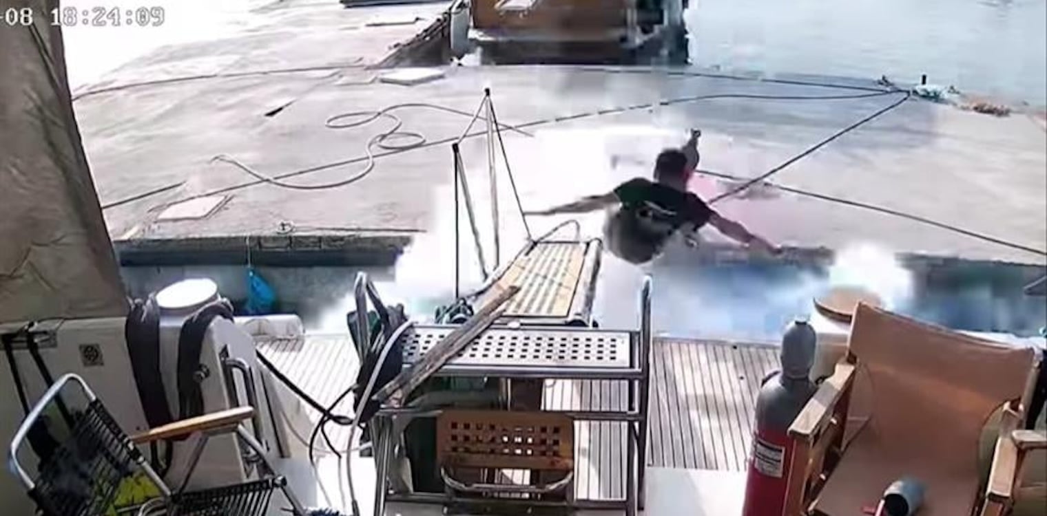 Σοκαριστικό βίντεο από το Βόλο: Πυροσβεστήρας σκάει στα χέρια νεαρού και τον εκτοξεύει στη θάλασσα