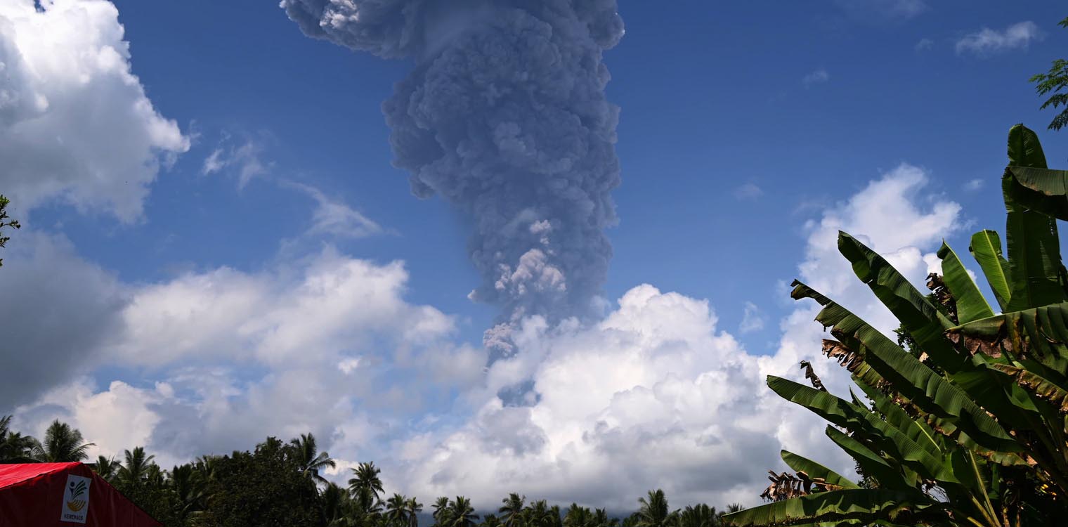 Ινδονησία: Σε αυξημένο συναγερμό για το ηφαίστειο Ίμπου - Εκτοξεύει στάχτη σε ύψος πέντε χιλιομέτρων